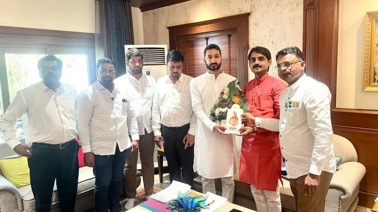 संभाजी ब्रिगेडकडून पाठींब्यांचे पत्र जय पवार यांना देण्यात आले.